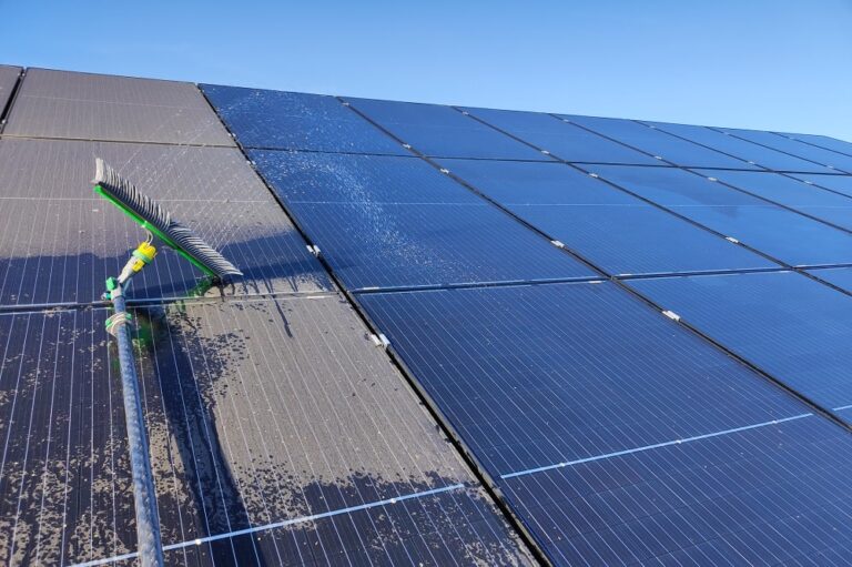 Jak przebiega mycie paneli fotowoltaicznych?