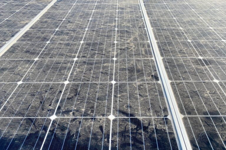 Brudne panele fotowoltaiczne, a efektywność działania