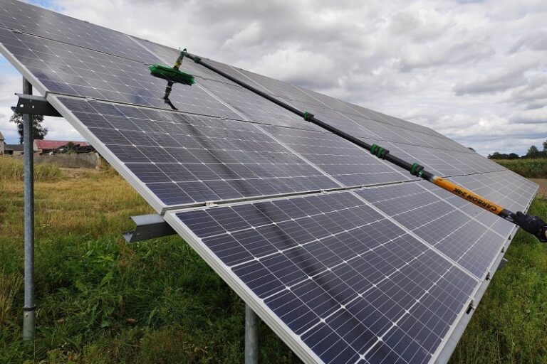 Profesjonalna usługa czyszczenia fotowoltaiki czy&nbsp;samodzielna konserwacja – co&nbsp;wybrać?