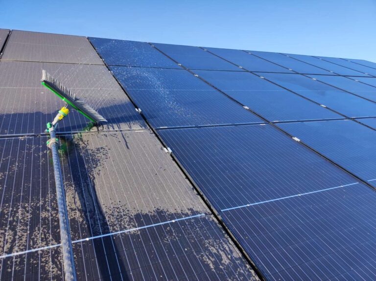 Czyszczenie paneli fotowoltaicznych – Unikaj tych błędów!