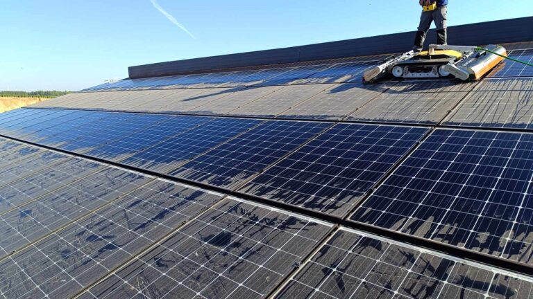 Jakie korzyści daje mycie paneli fotowoltaicznych? Odkryj, dlaczego warto dbać o czystość swoich paneli