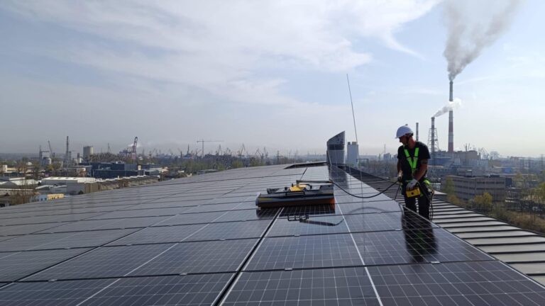 AmberExpo Gdańsk – czyszczenie instalacji fotowoltaicznej na wysokości 30 metrów