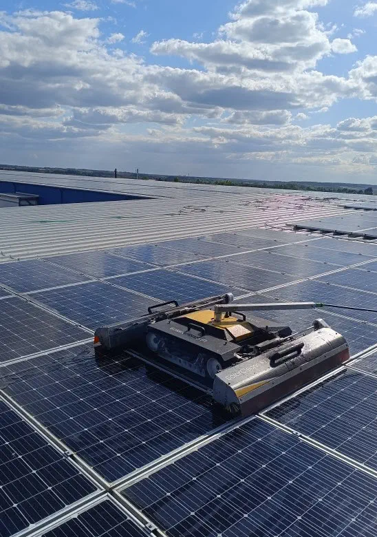 robot-myjacy-panele-fotowoltaiczne Robot myjący panele fotowoltaiczne